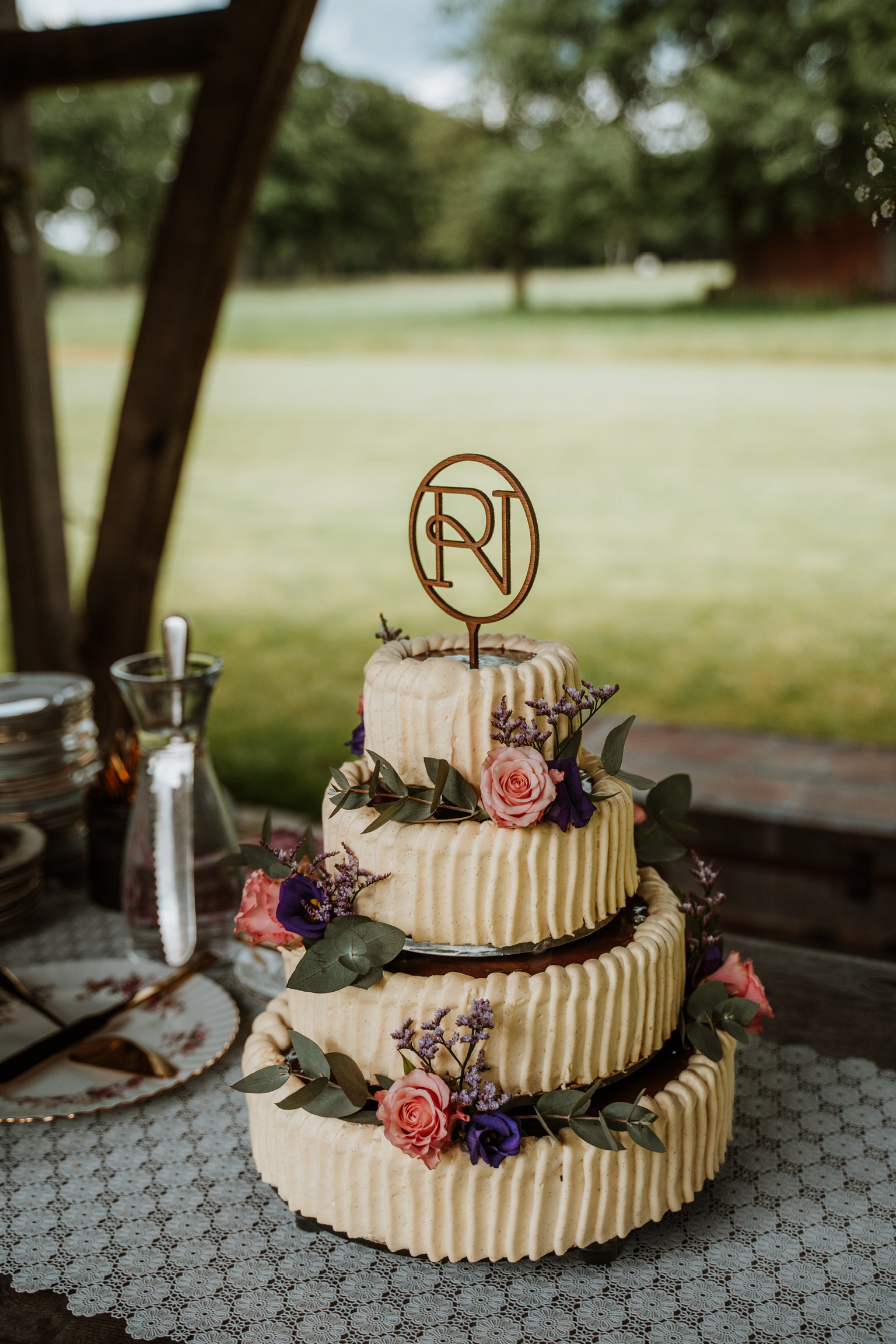 Luxe bruidstaart met taarttopper Luxe bruidstaart met taarttopper