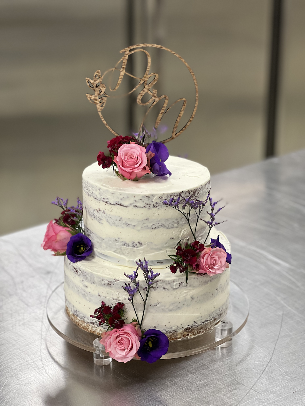 Naked bruidstaart met verse bloemen Naked bruidstaart met verse bloemen