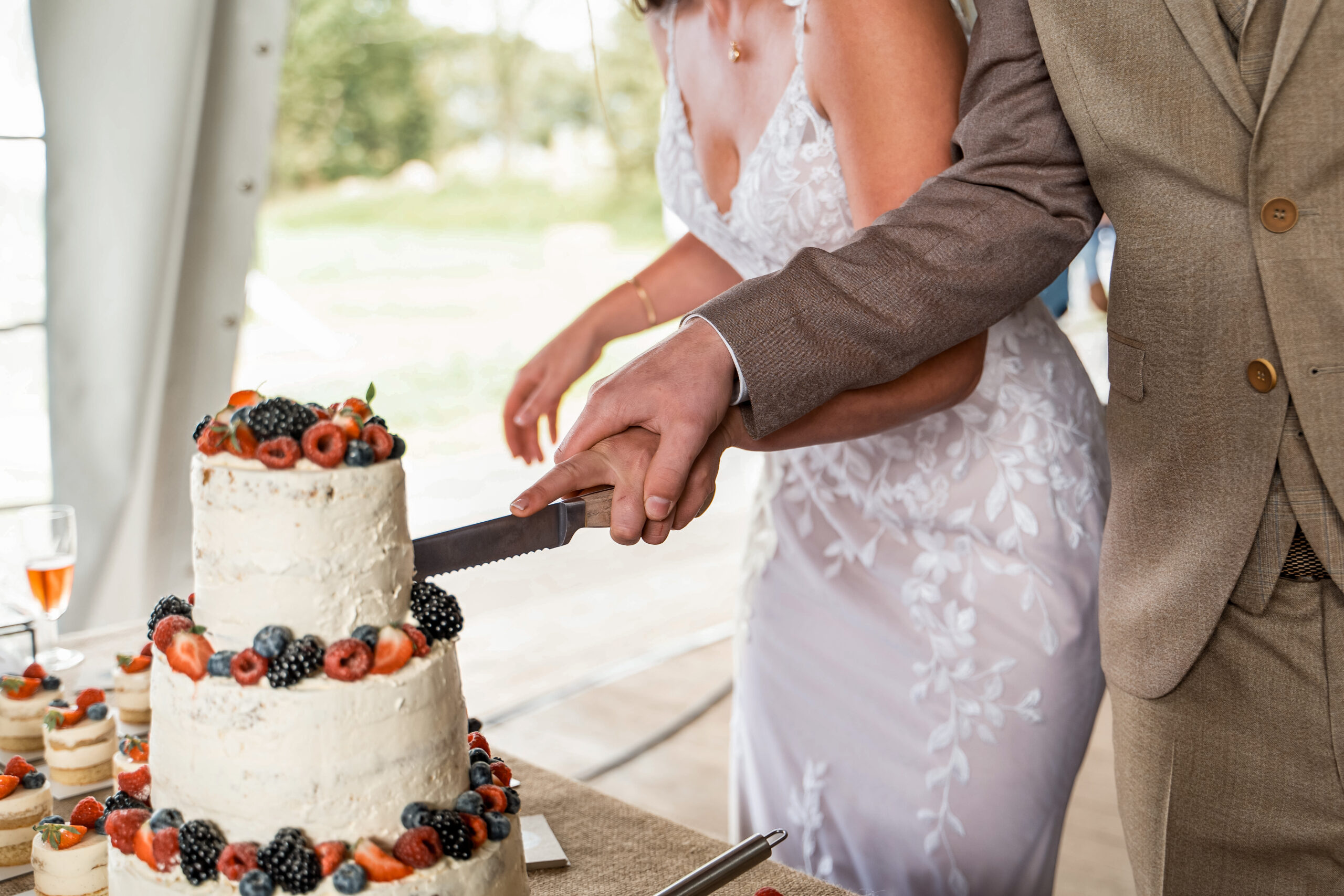 Aansnijden bruidstaart met fruit Aansnijden bruidstaart met fruit