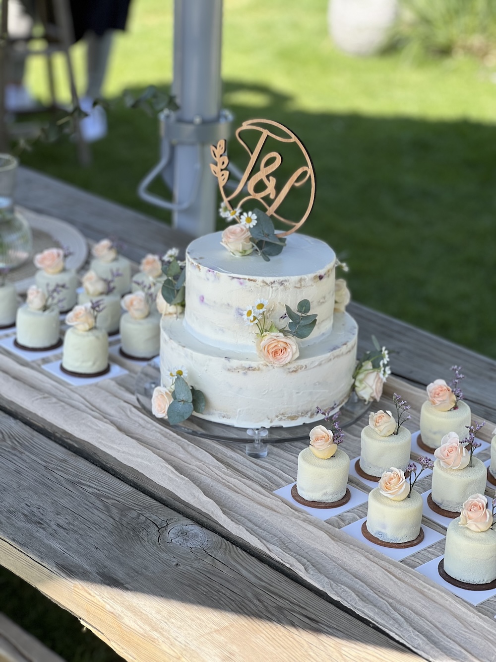 Bruidstaart met gebakjes