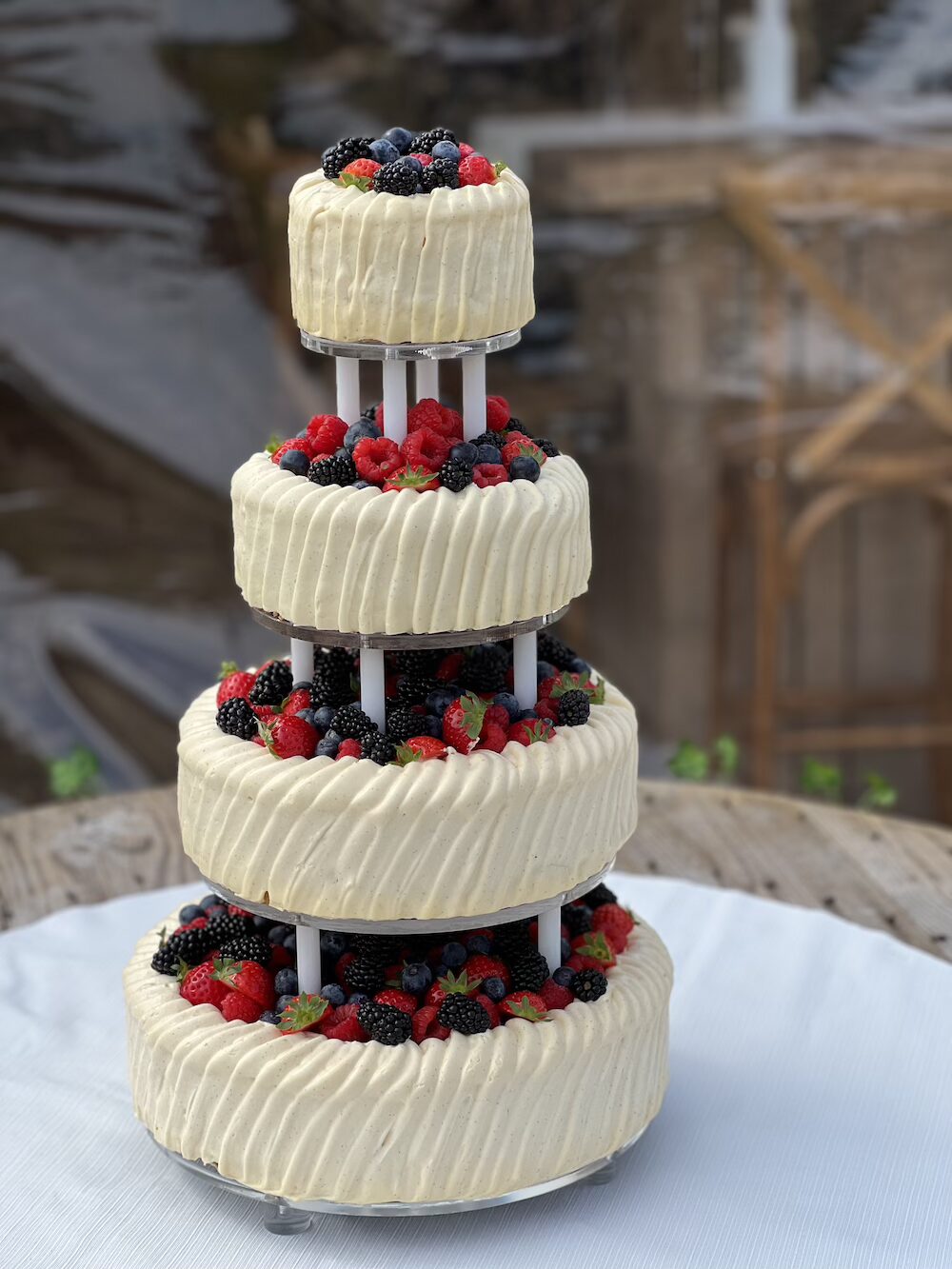 Bruidstaart rood fruit vierlaags Bruidstaart rood fruit vierlaags